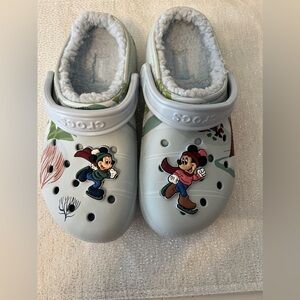 NWT 2023 Disney Parks Mickey and Friends Winter Season Fleece Crocs Size 8W/6M.